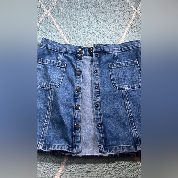 Women's UO BDG- Denim Button up Skirt w
Pockets- Size M - Picture 3 of 4